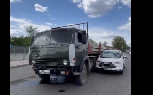 В Караганде произошло ДТП с участием автобуса, грузового и легковых автомобилей