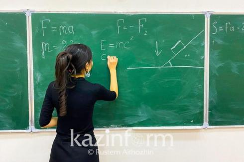Зарплату педагогам повысят на 25% в следующем году в Казахстане