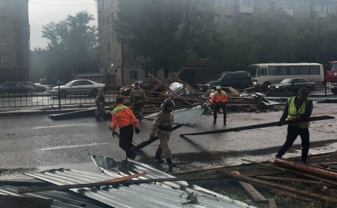 Подтопление и срыв кровли: что случилось сегодня во время ливня в Караганде