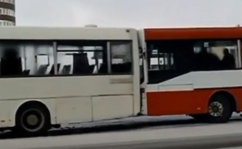Два автобуса столкнулись на гололеде в Караганде