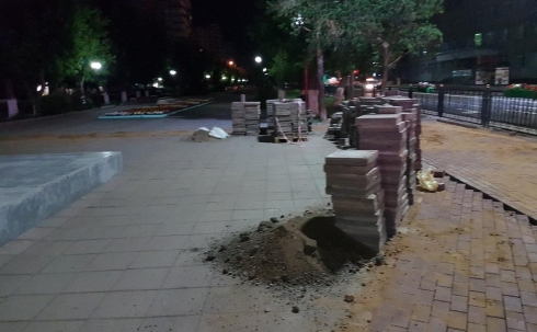 На площади возле Н. Абдирова меняют брусчатку