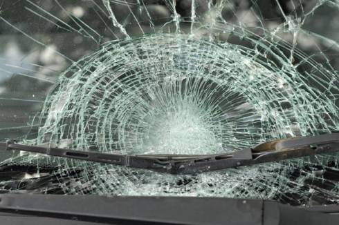 Неизвестные разбили стекла 10 машин в Караганде