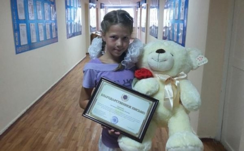 В Караганде наградили девочку, которая спасла из болота пятилетнюю малышку 