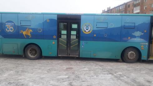 По Караганде ходят автобусы с символикой Независимости Республики Казахстан