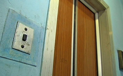 В Караганде запустили лифт, ставший причиной сильного испуга у женщины 