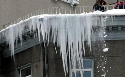 Департамент по ЧС предупреждает об опасности снежных пластов и сосулек на кровлях зданий и сооружений