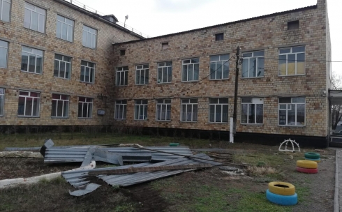 Из-за ветра частично сорвана кровля с 25-ти зданий в Карагандинской области