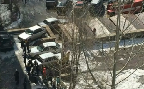 В Караганде эвакуировали жителей из десятиэтажки с загоревшимся лифтом