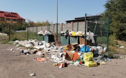 Сами карагандинцы порой допускают ситуации, из-за которых образовываются свалки на мусорных площадках – ТОО «ГорКомТранс»