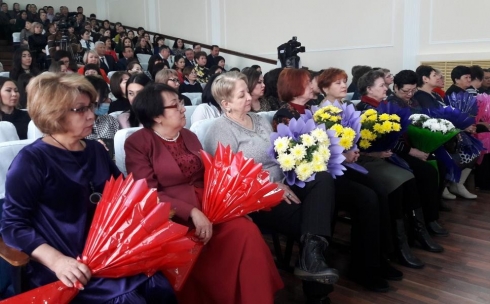 В Караганде сотрудниц и ветеранов органов внутренних дел поздравили с наступающим праздником
