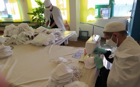 Защитные комбинезоны и маски для сотрудников карагандинских блокпостов шьют в исправительных учреждениях