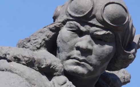 Герой в ужасном состоянии: памятник Нуркену Абдирову покрылся трещинами по периметру