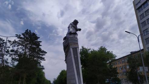 “Замуровали, демоны”. В Караганде реставрируют памятник лётчику Нуркену Абдирову
