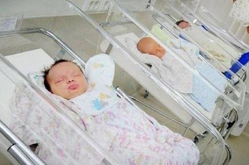 Родители младенца подали в суд из-за осложнений от прививки в Караганде