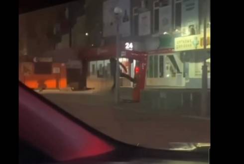 Группа молодых людей разбила уличный игровой автомат в Темиртау