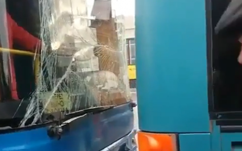 В Караганде на остановке столкнулись два автобуса