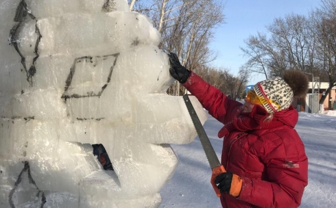 В Центральном парке Караганды появилась двухметровая ледяная снежинка