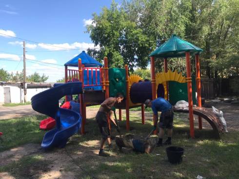 Сколько детских площадок уже установлено в районе Казыбек би в этом году