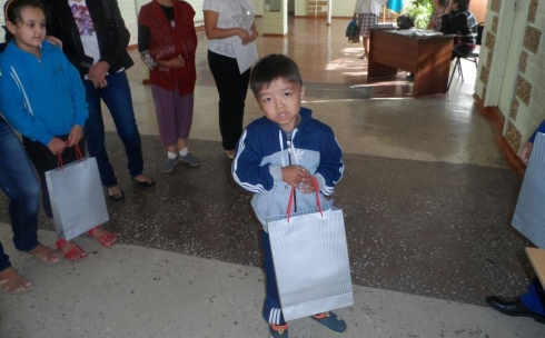 В Караганде канцелярские товары вручили детям из СОШ №10 в рамках акции 