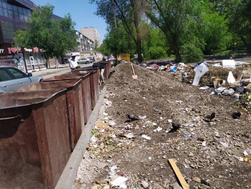 Проблемную мусорную площадку в Караганде по улице Ержанова начали модернизировать
