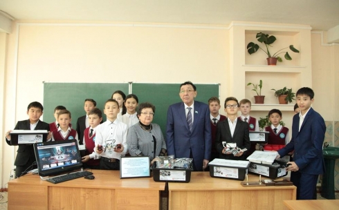 КарГУ передал двум школам города 30 комплектов роботостроения