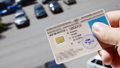 Казахстанским водителям могут разрешить не носить права с собой