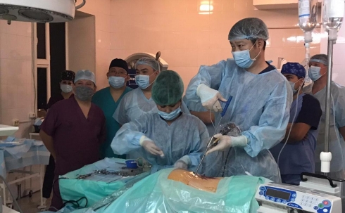 Карагандинские врачи провели первые операции по удалению межпозвоночной грыжи новым методом