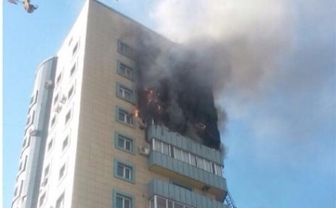 В Караганде загорелся многоэтажный дом