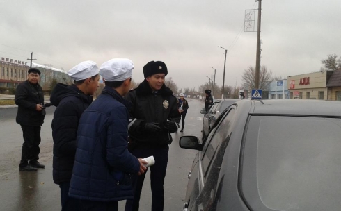 Полицейские Карагандинской области консультировали граждан на дороге
