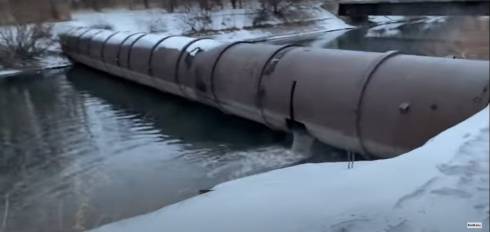 Темиртауский общественник снял на видео сбросы грязной воды в Самаркандское водохранилище