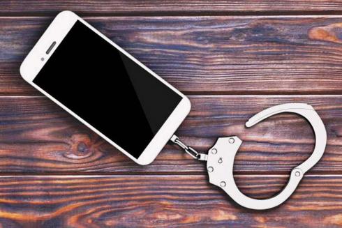 Грабитель отобрал мобильник у подростка в Караганде