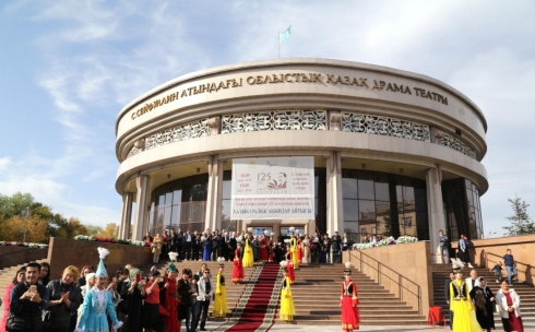 Самая горячая и пристрастная публика, - международный айтыс проходит в Караганде