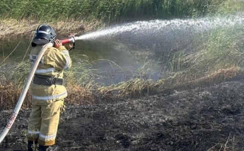 В Шетском районе Карагандинской области продолжают тушить пожар на территории горного массива