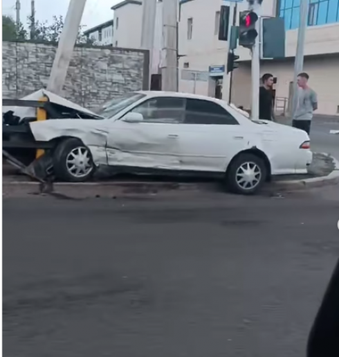 В Караганде водитель легковой машины врезался в забор