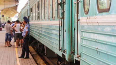 Проезд в общих вагонах пассажирских поездов запретили в Казахстане