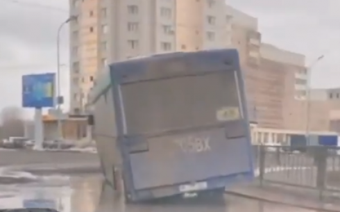 В Караганде автобусы застревают в дорожных ямах