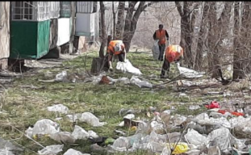 В одном из районов Караганды жители выбрасывают мусор из окон