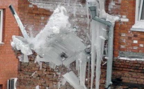 Как избежать травм при падении сосулек и снежных глыб с крыш зданий