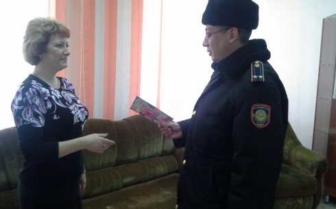 Карагандинские полицейские поздравляют женщин из проблемных семей