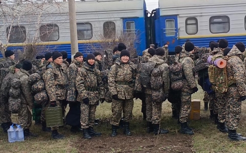 Карагандинские военнослужащие выехали в Атырау устранять последствия паводков
