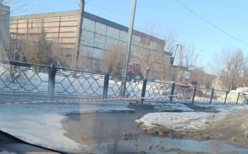 В Темиртау проезжую часть по проспекту Металлургов затопило бесхозной системой полива