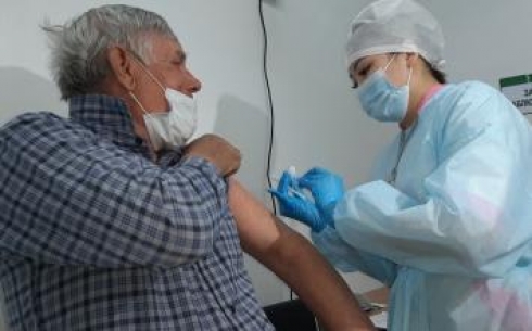 Карагандинцы начали получать вакцину от коронавируса в торговых домах города