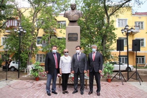 В Караганде увековечили память профессора Султана Досмагамбетова