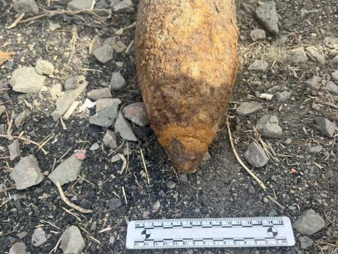 Житель поселка под Карагандой откопал в своем огороде артиллерийский снаряд