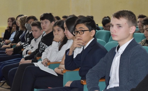 Карагандинским ученикам рассказали о службе Senim109