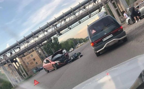 Мотоциклист доставлен в больницу в результате ДТП в Караганде