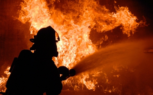 В Караганде пожарные стараются предотвратить крупный пожар