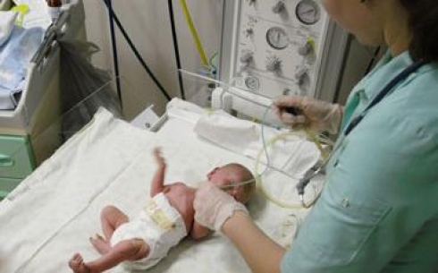 Карагандинских врачей-неонатологов учат современным методам искусственной вентиляции легкий у недоношенных детей