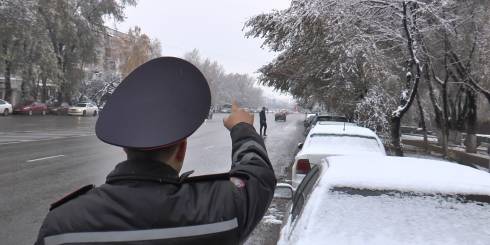 Пьяный мужчина обматерил полицейского и едва не порвал ему форму в Карагандинской области