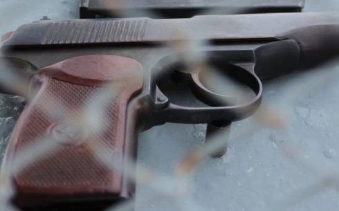 Полицейских Жезказгана обвинили в торговле оружием